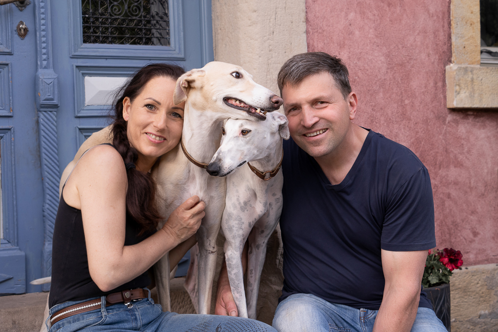 Robert und Carolin Bayerkuhnlein mit Windhunden