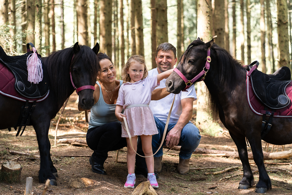 Carolin und Robert Bayerkuhnlein Fotopause mit Ponys und Kind